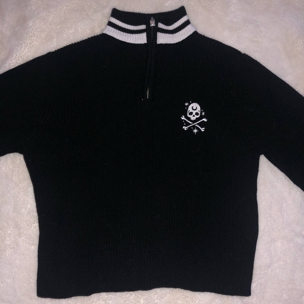 KillStar long sleeves crop top.